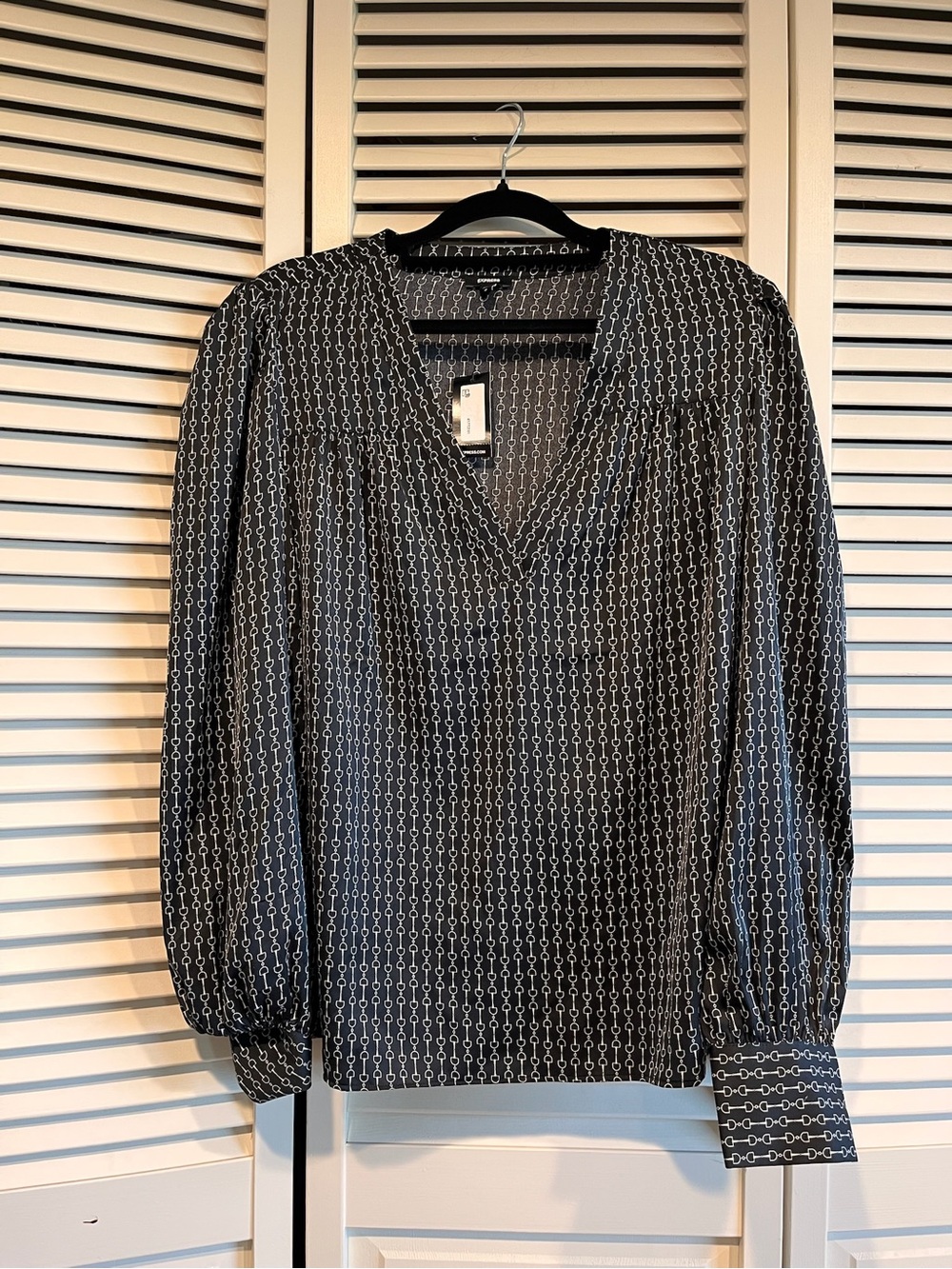 Express Black and White Chain-Print V-Neck Long-Sleeve Blouse